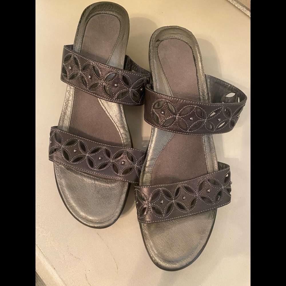Naot beautiful leather cutout slides. Dark bronze/ brown color. Great condition